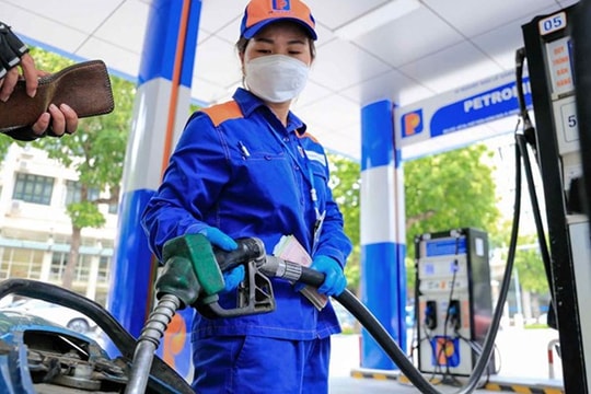 Giá xăng giảm về dưới 20.000 đồng một lít