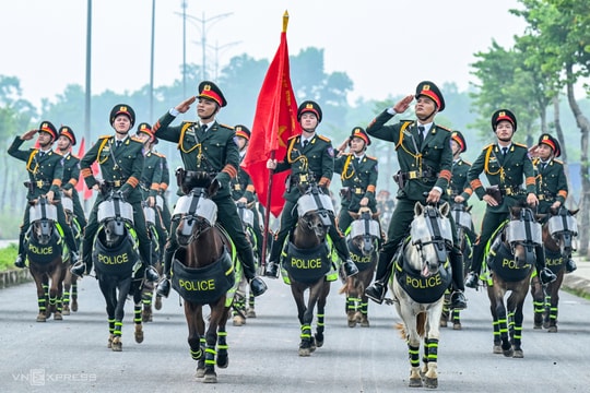Đoàn kỵ binh tập luyện để 'đều tăm tắp, 10 người như một'