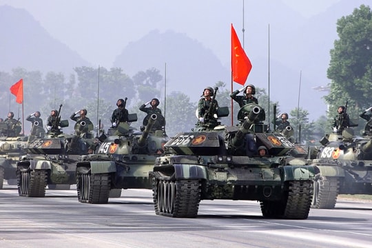Xe tăng, pháo quân sự hợp luyện diễu binh
