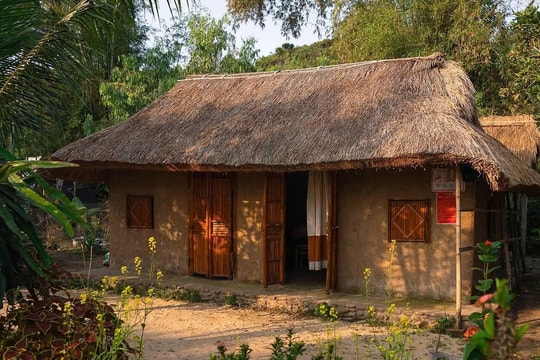 Làng ven biển 'nhiều không', nhà tranh vách đất, khách Hà Nội khen hết lời