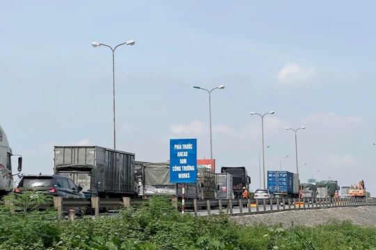 Hàng dài phương tiện nhích từng chút qua cầu Đồng Niên