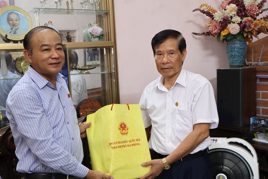 Đoàn Đại biểu Quốc hội TP Hải Phòng tặng quà gia đình người có công