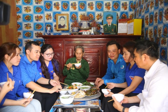 Tuổi trẻ xã Nam Sách tổ chức bữa cơm sum vầy