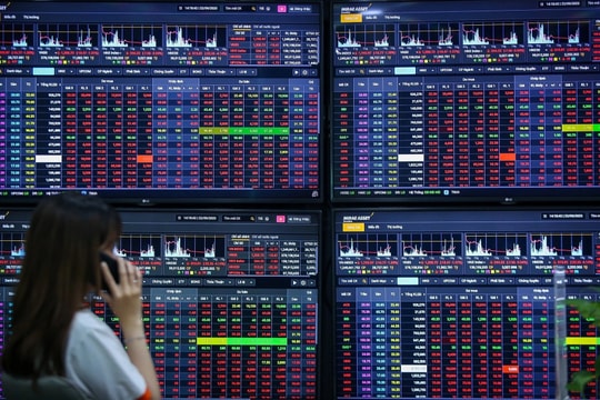 Chứng khoán sắp vượt đỉnh lịch sử 1.500 điểm, có nên đầu tư đón sóng?
