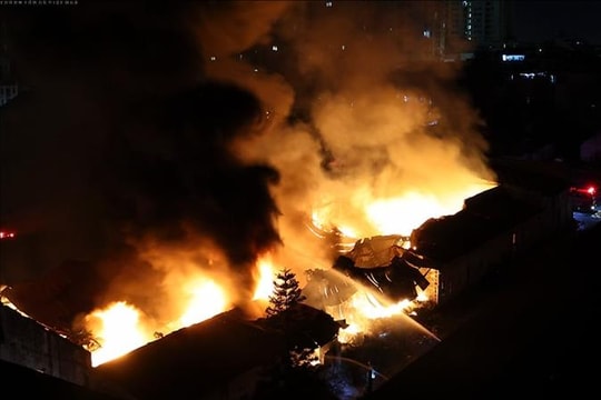 Cháy dữ dội tại một kho hàng ở Hà Nội, nhiều tiếng nổ rung chuyển nhà dân