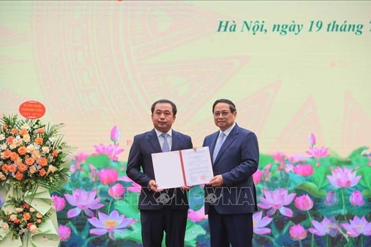 Thủ tướng trao Quyết định bổ nhiệm quyền Bộ trưởng Nông nghiệp và Môi trường