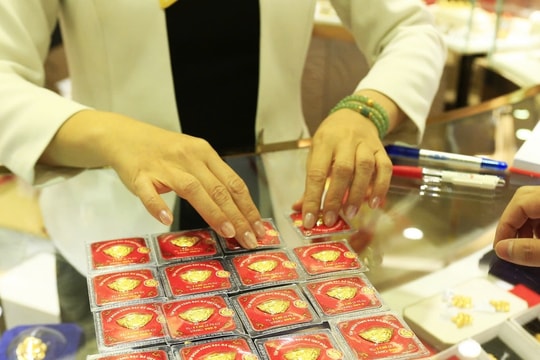 Giá vàng tăng cao, SJC tái chiếm ngưỡng 121 triệu đồng