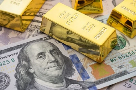Giá vàng giảm, USD vẫn 'căng'