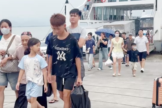 Khẩn trương di chuyển khách du lịch trên đảo Cát Bà vào đất liền
