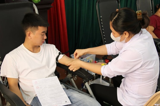 Ngày đầu hoạt động, điểm hiến máu cố định ở Tây Hải Phòng thu hút nhiều người tham gia
