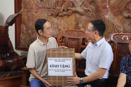 Tặng quà thương binh ở xã An Phú