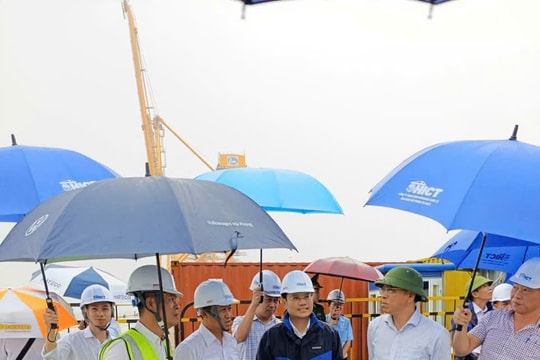 Thứ trưởng Xây dựng kiểm tra công tác ứng phó bão số 3 tại khu bến Lạch Huyện