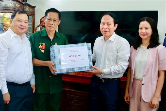 Bí thư Thành ủy Lê Tiến Châu thăm, tặng quà người có công tiêu biểu