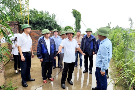 Chủ tịch HĐND thành phố Lê Văn Hiệu kiểm tra phòng chống bão tại phường Hồng An