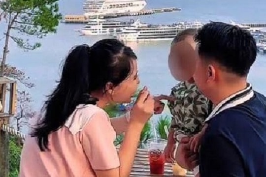 Ngủ quên, gia đình trẻ thoát chết trong vụ lật tàu trên vịnh Hạ Long