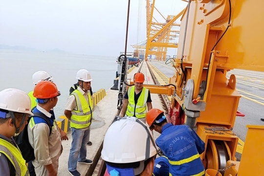 1 tàu hút không thể di chuyển về nơi tránh trú bão số 3