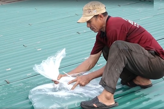 Nên chống tốc mái bằng bao cát hay túi nước?