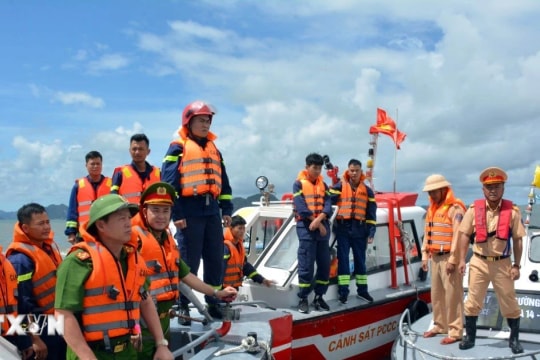 Nỗ lực tìm kiếm 2 nạn nhân còn lại vụ lật tàu trên vịnh Hạ Long