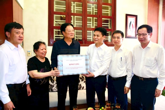 Hai Phong People’s Committee Chairman presents gift to typical meritorious person in Le Chan ward