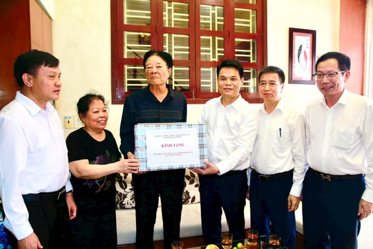 Chủ tịch UBND thành phố Lê Ngọc Châu thăm, tặng quà người có công tiêu biểu ở phường Lê Chân