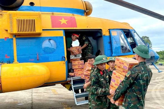 Trực thăng tiếp viện lương thực tại điểm cô lập ở 'rốn lũ' Nghệ An