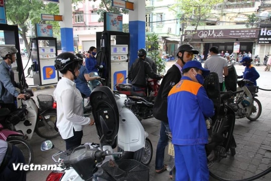 Giảm 2 lần liên tiếp, giá xăng RON95-III lùi về ngưỡng 19.700 đồng mỗi lít