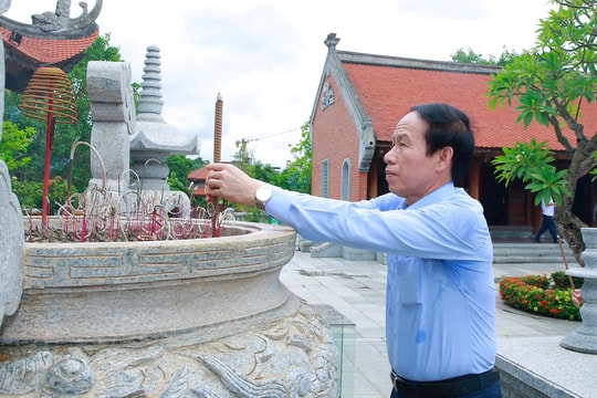 Đoàn đại biểu lãnh đạo TP Hải Phòng dâng hương tưởng niệm đồng chí Nguyễn Đức Cảnh
