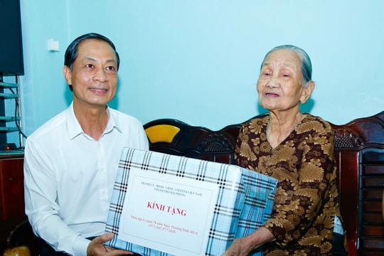 Các đồng chí lãnh đạo TP Hải Phòng thăm, tặng quà Bà mẹ Việt Nam anh hùng, mẹ liệt sĩ