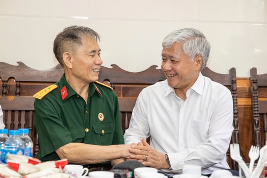 Chủ tịch Ủy ban Trung ương MTTQ Việt Nam Đỗ Văn Chiến thăm, tặng quà người có công ở Hải Phòng