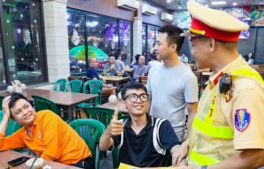 Cảnh sát đến quán bia dán tờ giấy, 'dân nhậu' vui vẻ gọi xe ôm về nhà