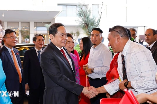Chủ tịch Quốc hội và Phu nhân đến thủ đô Rabat, bắt đầu thăm Vương quốc Maroc