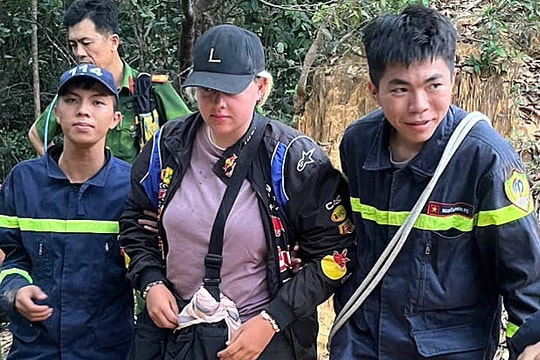 Cứu du khách nước ngoài đi lạc trên núi ở Khánh Hòa
