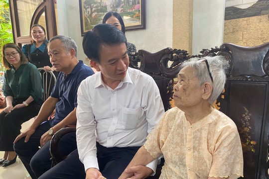 Đồng chí Nguyễn Đức Tuấn tặng quà Bà mẹ Việt Nam anh hùng