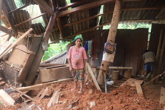 Nhiều ngôi nhà bị cuốn trôi do sạt lở đất ở Nghệ An