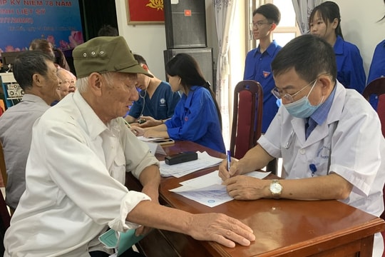 200 người có công ở xã Hà Bắc được khám bệnh, tặng quà
