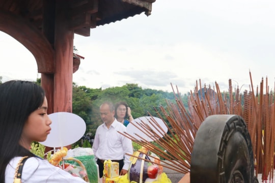Overseas Vietnamese youth and students offer incense in tribute to war martyrs