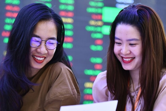 Chứng khoán vọt lên sát đỉnh lịch sử, kỳ vọng lập kỷ lục mới trong năm nay