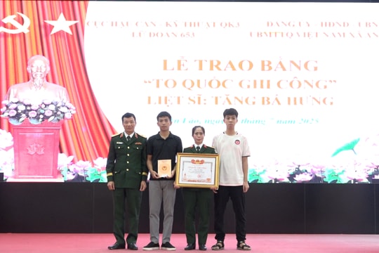 Trao Bằng “Tổ quốc ghi công” cho gia đình liệt sĩ hy sinh trong lúc giúp nhân dân khắc phục hậu quả bão Yagi