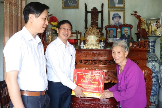 Phường Nhị Chiểu phối hợp doanh nghiệp tặng quà gia đình chính sách, người có công