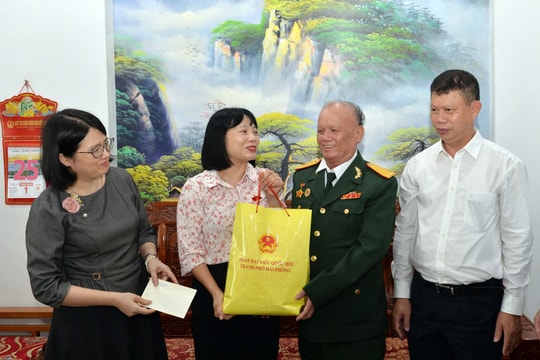 Đoàn đại biểu Quốc hội thành phố Hải Phòng tặng quà người có công ở phường Nam Đồ Sơn