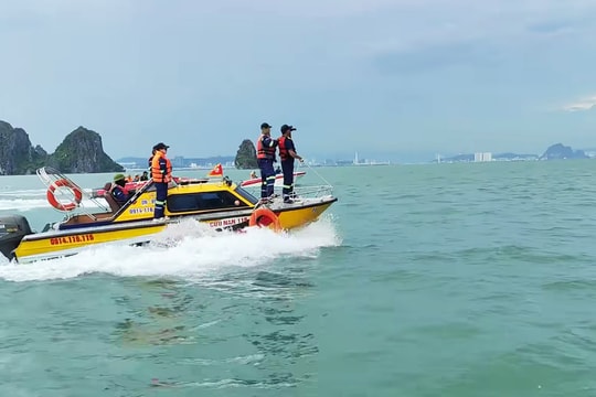 Được ủng hộ 50 triệu, đội cứu hộ vụ lật tàu Vịnh Xanh mong tìm chủ nhân để gửi lại