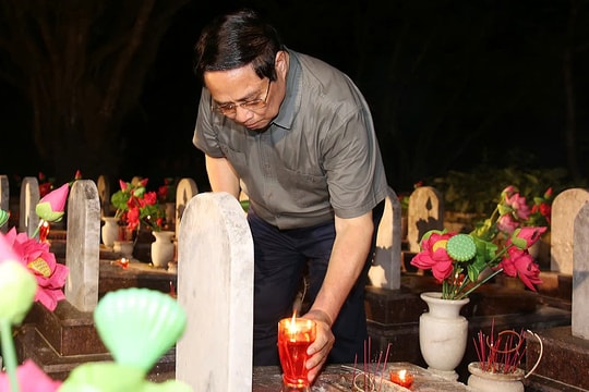 Thủ tướng Phạm Minh Chính thắp nến tri ân ở Nghĩa trang Trường Sơn