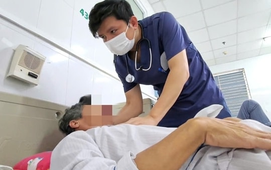 Hai người phải nhập viện cấp cứu sau khi ăn tiết canh, nem sống