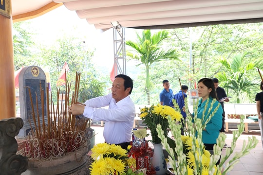 Hai Phong People's Council Chairman pays tribute at Vi Xuyen National Martyrs’ Cemetery and Hill 468