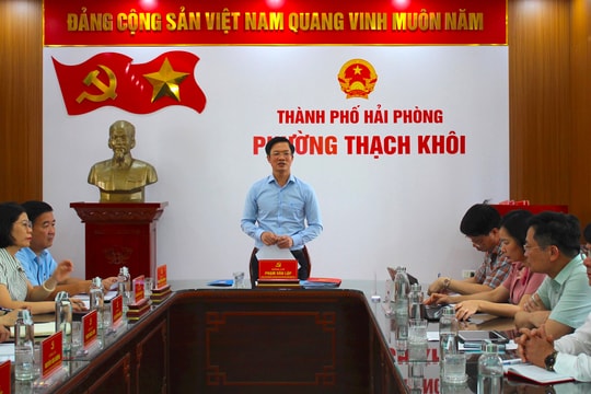 Phó Bí thư Thành ủy Phạm Văn Lập thăm người có công và kiểm tra công tác chuẩn bị Đại hội Đảng bộ phường Thạch Khôi
