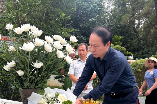 Hai Phong delegation pays tribute at martyrs' cemeteries in Ha Tinh