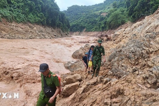 'Xé' núi băng lũ, tiếp cận bản làng bị cô lập ở Nghệ An