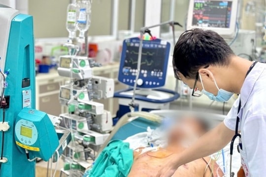 Người đàn ông mắc liên cầu lợn sau khi chế biến tóp mỡ bị đứt tay