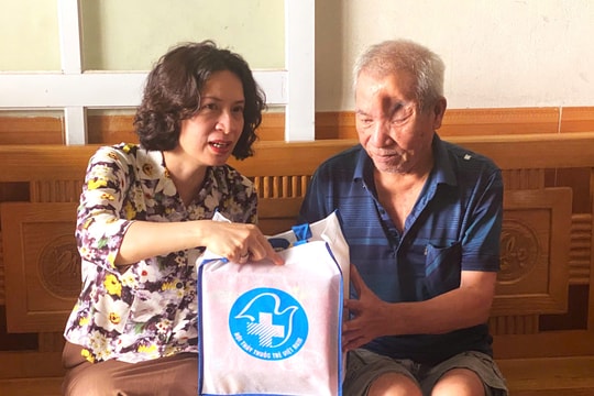 Thứ trưởng Y tế Nguyễn Thị Liên Hương tặng quà người có công các xã Hà Đông, Kim Thành