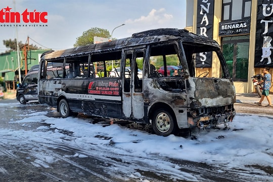 Ô tô khách bốc cháy dữ dội trước bến tàu du lịch sông Hồng